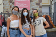 Una professora pren la temperatura a una alumna a l’escola Arrels de Solsona.