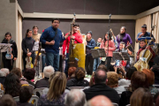 El director, Fabio Chávez, va explicar al públic com construeixen els instruments amb material reciclat.