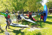 Los kayaks vuelven al Noguera Pallaresa  -  Deportistas de Sort volvieron ayer a surcar las aguas del Noguera Pallaresa, en el primer día en el que estaba permitido practicar deporte. El río se encuentra en las mejores condiciones para los entren ...