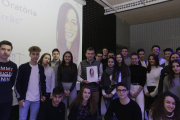 Alumnos y el director del Montsuar, con el libro y ante una imagen de Núria Borràs.