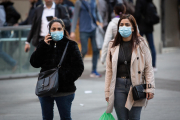 Dos mujeres con mascarilla en el centro de Barcelona.