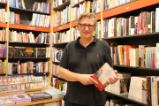 El periodista y escritor barcelonés Enric Calpena presentó ayer en la librería Caselles ‘El primer capità’.