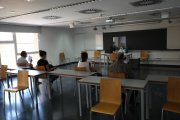 Varios pacientes esperando ayer para visitarse en el edificio de la UdL.