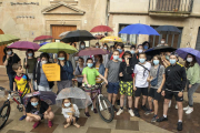 Els veïns de Torà que ahir es van concentrar per protestar contra la decisió de no obrir les piscines.