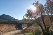 El último paso a nivel suprimido en la línea de La Pobla, en el camino de Vilanova de la Sal en Camarasa.