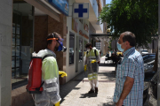 Dos sanitaris al pavelló Corts d’Aragó de Fraga, en el qual hi ha vuit persones positives en Covid-19.