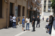 Cua davant el centre de repartiment de menjar al carrer Panera, ahir.