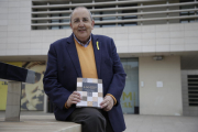 Antoni Gelonch con su primer libro, ‘100 dones’.