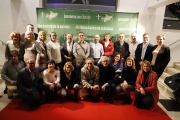 Fotografía de grupo de algunos de los participantes en la película de la AECC Lleida que se presentó ayer en el CaixaForum. 