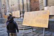 Els Cartells de Reis penjats ahir al davant de la col·legiata de Santa Maria, a Guissona.