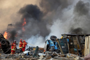 Bombers treballant en el lloc de l’explosió, al port de Beirut.