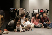 Padres e hijos, durante el inicio del taller ayer por la tarde en el Auditori Enric Granados.