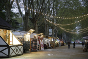 Alguns dels ‘food trucks’ del festival que ja ocupaven ahir els Camps Elisis.