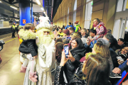 Vista general de la comitiva real de los Magos de Oriente, formada por doce carrozas, durante su recorrido ayer por las calles del centro de Lleida ciudad. 