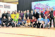 Fotografia de família dels representants de tots els equips masculins i femenins que van assistir ahir al sorteig de les Copes.