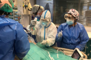 Sanitarios atendiendo a enfermos de Covid en el hospital Arnau de Vilanova en una imagen de archivo.