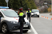 Un control de los Mossos en el Eix Pirinenc, N-260, cerca del núcleo urbano de Sort.