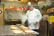 Preparación de monas por encargo  - La crisis global del coronavirus también afecta a las pastelerías, que este año preparan las monas por encargo. Este es el caso de la pastelería Navarro de Lleida, situada en la plaza Orvepard, que estos dí ...