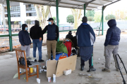 Los “sin techo”, ayer en los Camps Elisis con un miembro de Juntos Sumamos. 