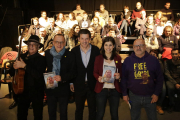 Sergi Sol, entre Miquel Pueyo y Marta Vilalta, presentó ayer su libro en el Teatre de l’Escorxador.