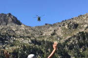 Un bombero en uno de los rescates de la jornada de ayer. 