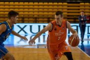 Vecvagars porta la pilota durant el duel d’aquesta temporada del Palència a la pista de l’Ourense.