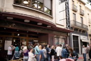 Espectadors esperant per entrar al Cinema Majèstic de Tàrrega en el marc del Galacticat el juny de l'any passat.