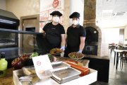 Dos cocineros de ‘Casa Tere’ enseñan sus platos antes del reparto. 