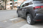 La grua retirava el matí d'ahir un dels vehicles que van aparèixer amb les rodes punxades.