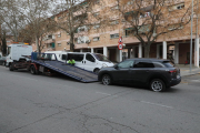 La grua retirava el matí d’ahir un dels vehicles que van aparèixer amb les rodes punxades.