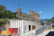 Las obras del exterior de la biblioteca de Sort respetan el entorno del castillo de la capital.