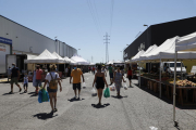 Imagen de ayer del mercado semanal de Torrefarrera, que se celebró con treinta paradas.