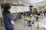 Una aula d’un col·legi de la capital al juny, amb els alumnes i la docent amb mascareta.