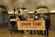 Foto de familia de los organizadores de la Marató de Donants de Sang en Lleida, ayer en la Paeria. 