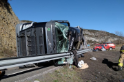 Imagen del camión que volcó ayer en la N-230 a su paso por el pantano de Escales.