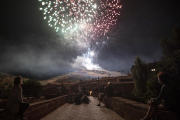 El castell de focs de les festes de Sanaüja sobre la fortalesa medieval de la localitat, dissabte.