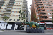 Lo Marraco de Lleida recorrió ayer por la tarde los barrios de una ciudad confinada, sin apenas gente ni coches por las calles, para tratar de mantener la ilusión de Sant Jordi.