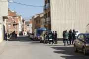 Expectación ayer entre los vecinos de Torrefarrera durante la operación policial. 