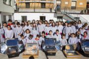 Foto de grup dels alumnes que ahir van participar en el taller d’energies renovables al costat dels forns solars.