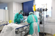 Dos médicos atienden a un paciente con coronavirus.