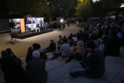 Decenas de personas acudieron a la presentación del libro de Puigdemont en los Camps Elisis. 