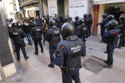 Integrantes de Vox, ayer en la plaza Paeria de Lleida.