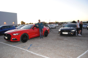 El autocine ofreció entrada gratis para los ocupantes de los dos Ford Mustang que acudieron a la cita.