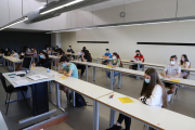 La Universitat de Lleida utilizó mesas como separadores entre los alumnos para garantizar la distancia de seguridad de dos metros. 