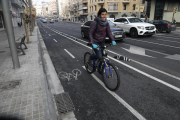 Miembros de la plataforma En Bici Per Lleida en el carril bici de la avenida del Segre. 