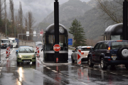 Vehicles aturant-se aquesta setmana al punt fronterer de la Farga de Moles.