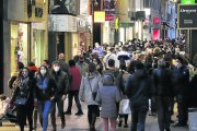 El EIx Comercial de Lleida, abarrotado de gente ayer por la tarde. Por la mañana también hubo una buena afluencia de clientes y colas. 