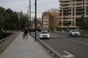 Diverses patrulles de la Urbana, també de la unitat ciclista, ahir al pont Vell per aquest succés.