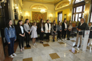 Un momento de la presentación ayer de las diez  “pubillas” de la Festa Major de Lleida en el salón de plenos de la Paeria. 