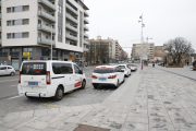 Taxis en la parada situada junto a la estación de trenes.